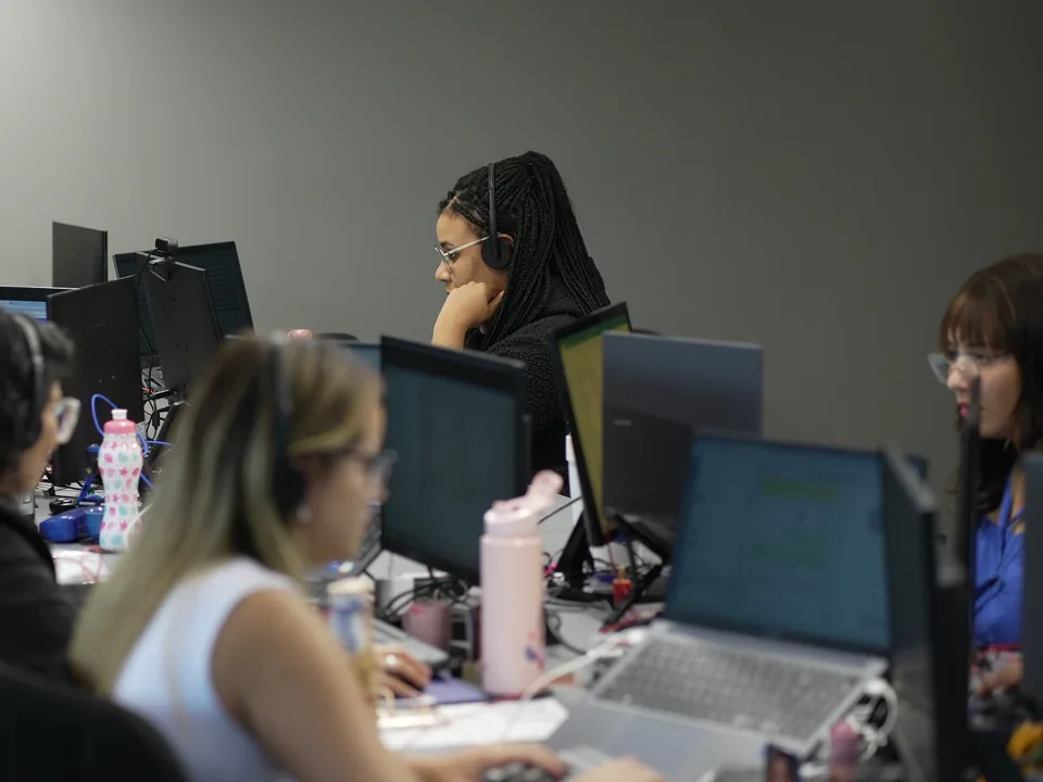Equipe da Zuriel Contábil trabalhando em notebooks no escritório