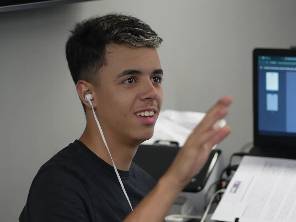 Profissional da Zuriel Contábil em atendimento