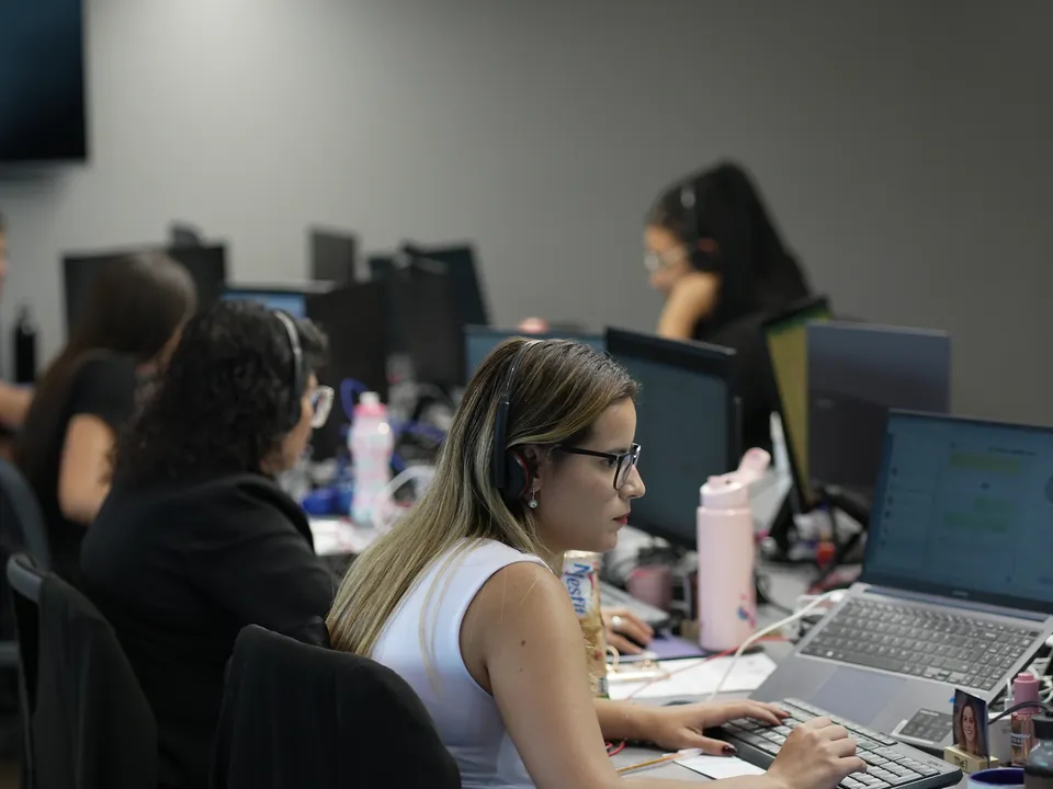 Equipe da Zuriel Contábil atendendo clientes